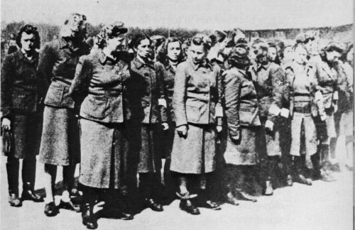 Aufseherinnen...gardienne SS de camp.jpg