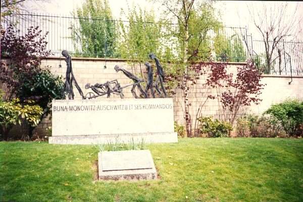 monumentmonowitzauschwitz.jpg