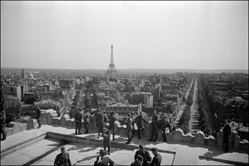 1_SoldatsAllemandsArcTriomphe_.jpg