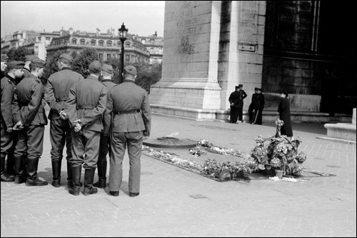 2_SoldatsAllemandsVisitantParis.jpg