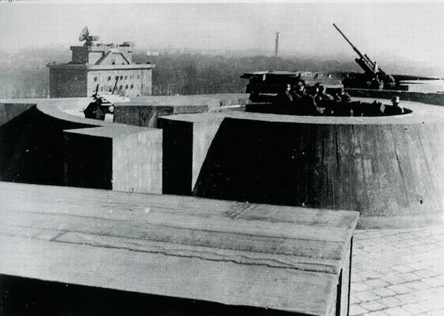 BerlinZoo-L-TurmG-Turm-105cmFlak.jpg