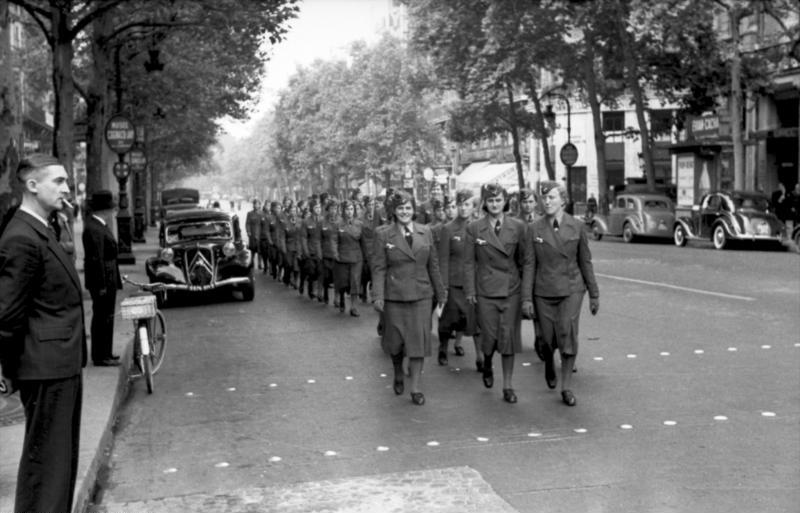 Bundesarchiv_Bild_101I-768-0147-15,_Paris,_Wehrmachtshelferinnen.jpg