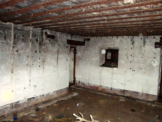 TRE016 636A salle de calcul + defense entree.jpg