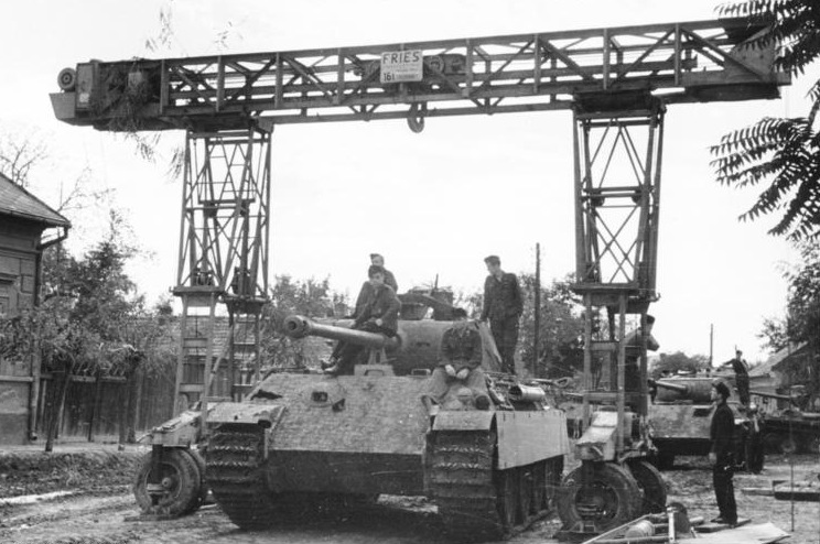 Bundesarchiv_Bild_101I-244-2323-28A,_Ostfront-Süd,_Reparatur_von_Panzer_V_(Panther).jpg