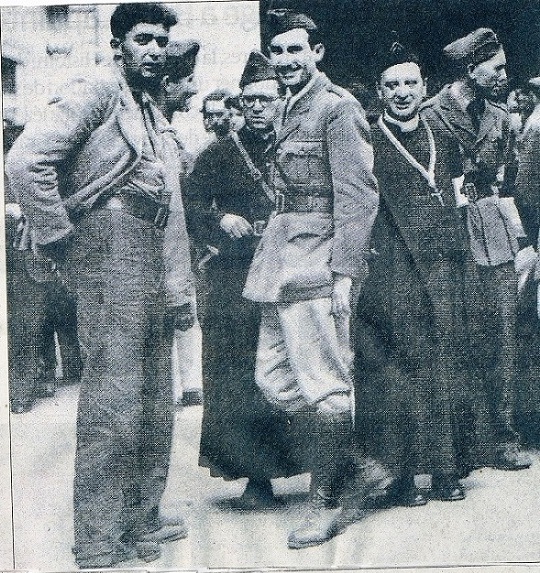 A gauche sur la photo à coté de figures de la résistance.jpg