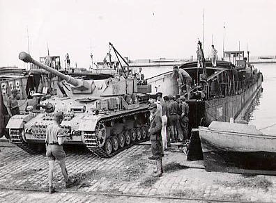 Marinefährprähme landen Panzer auf Leros.jpg
