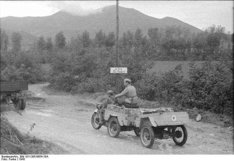Bundesarchiv_Bild_101I-305-0654-18A,_Italien,_Treibstofftransport_mit_Motorrad.jpg