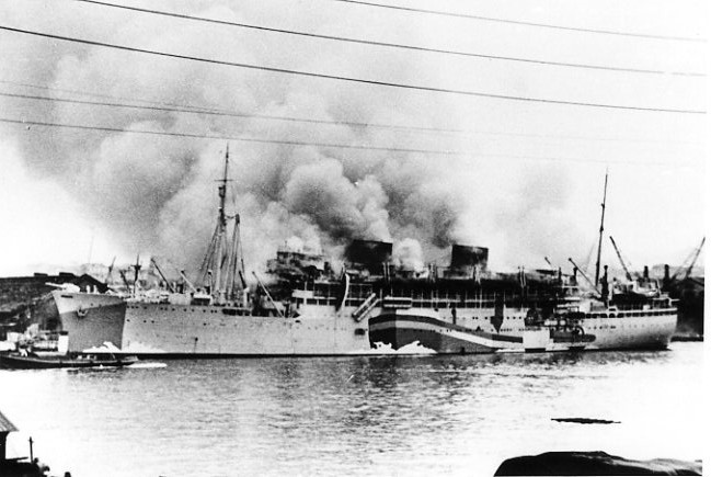 croiseur auxiliaire X12 Chella en feu à Marseille le 2 juin 1940.jpg