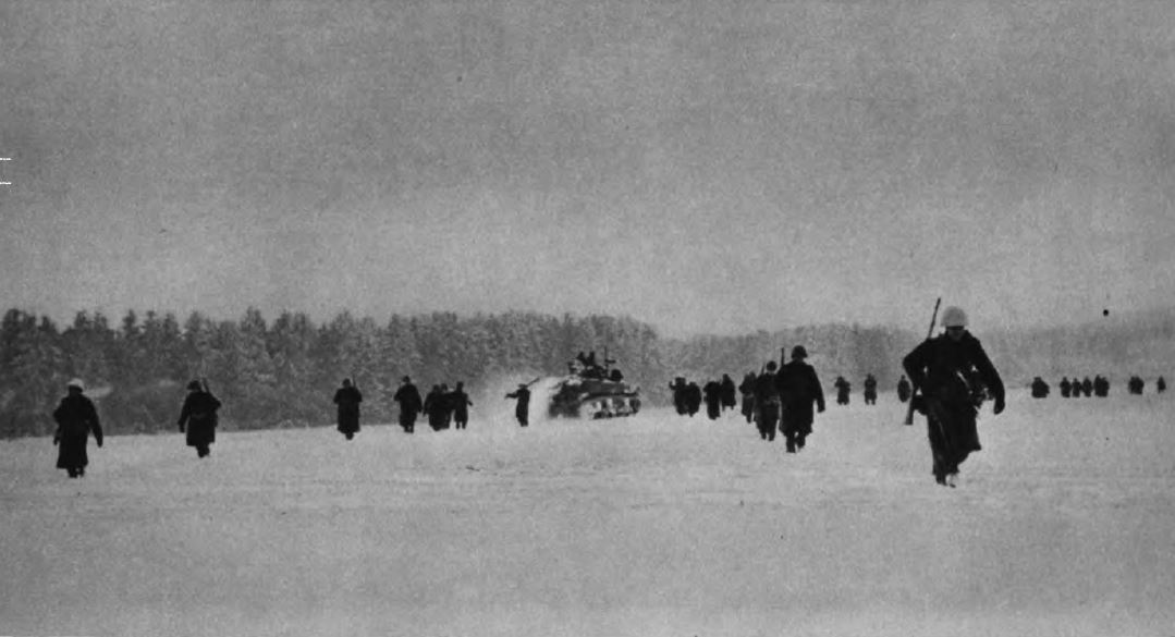 US - GIs progress under snow - to Laroche - Battle of the Bulge - 84th Inf Div - Battle of Germany.JPG