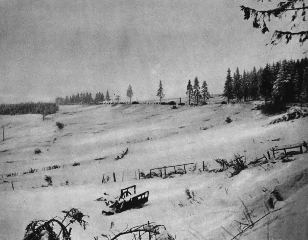 US - GIs progress ice road and under snow - to Samrée  - Battle of the Bulge - 84th Inf Div - Battle of Germany.JPG
