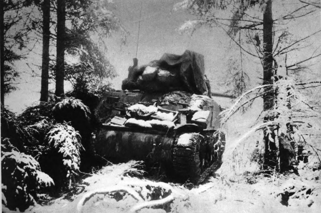 US - Tank Sherman cover GIs rifflemen progress under snow - Battle of the Bulge - 84th Inf Div - Battle of Germany.JPG