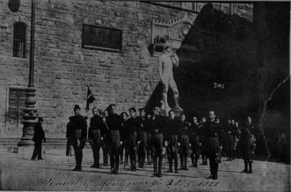 foto-della-squadra-d_azione-la-disperata-di-firenze-davanti-a-palazzo-vecchio.jpg