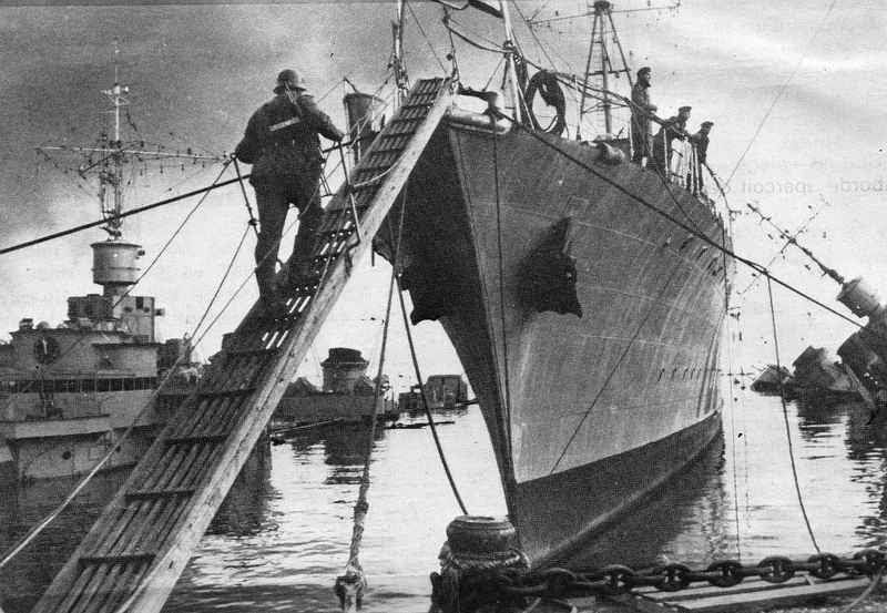 La TROMBE Toulon 1942.JPG