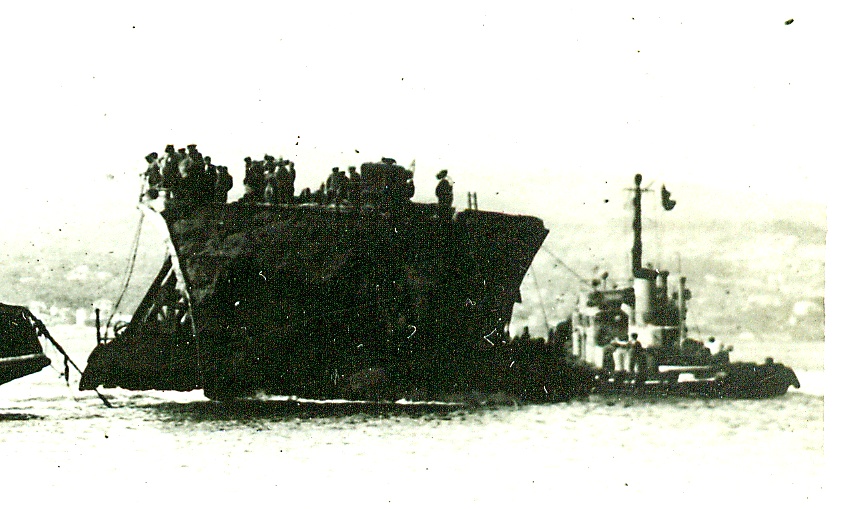 INDOMPTABLE 1945 7 4étrave remorquée par le FORT pour réparer le MALIN.jpg