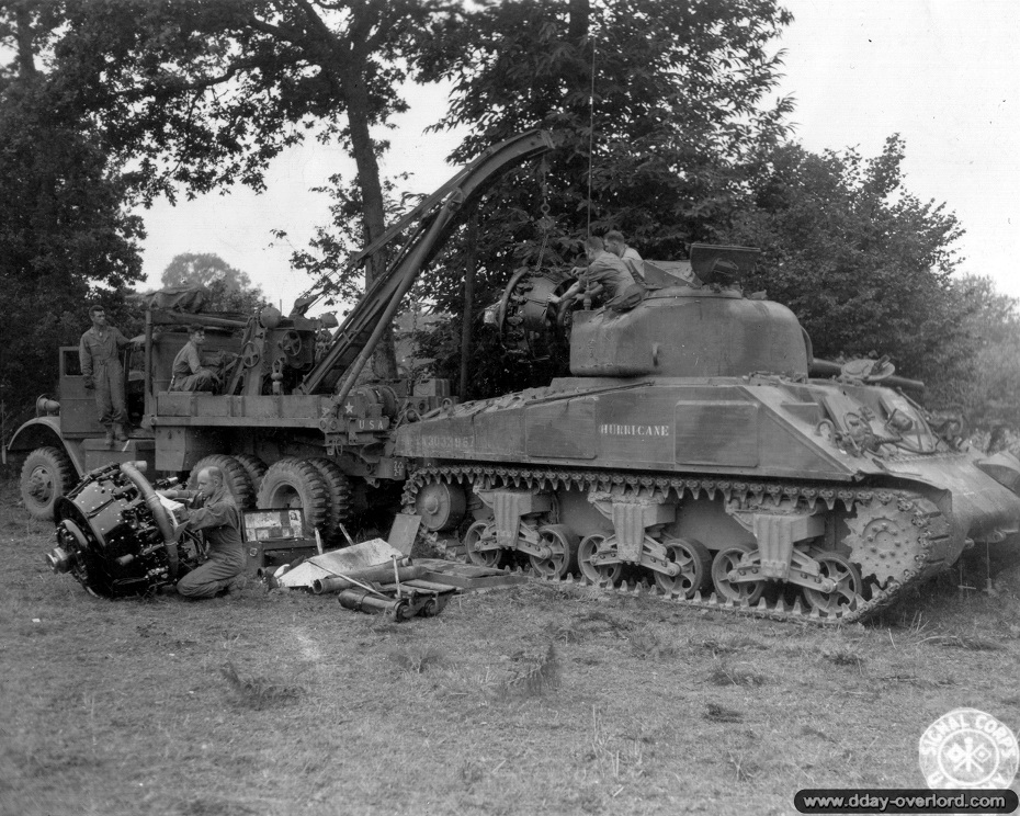 Du Teilleul en 1944 Bataille de Normandie - entretien d'un de la 2nd Armored Division.jpg