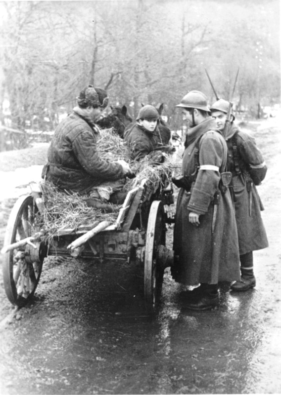 Deux soldats roumains controlent une charrette sur la route en Crimée..jpeg