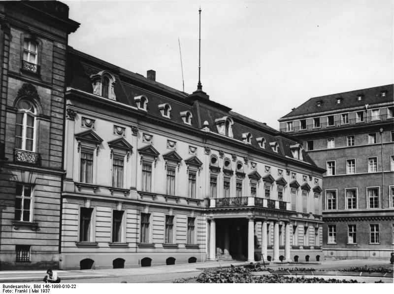 Bundesarchiv_Bild_146-1998-010-22,_Berlin,_französische_Botschaft.jpg