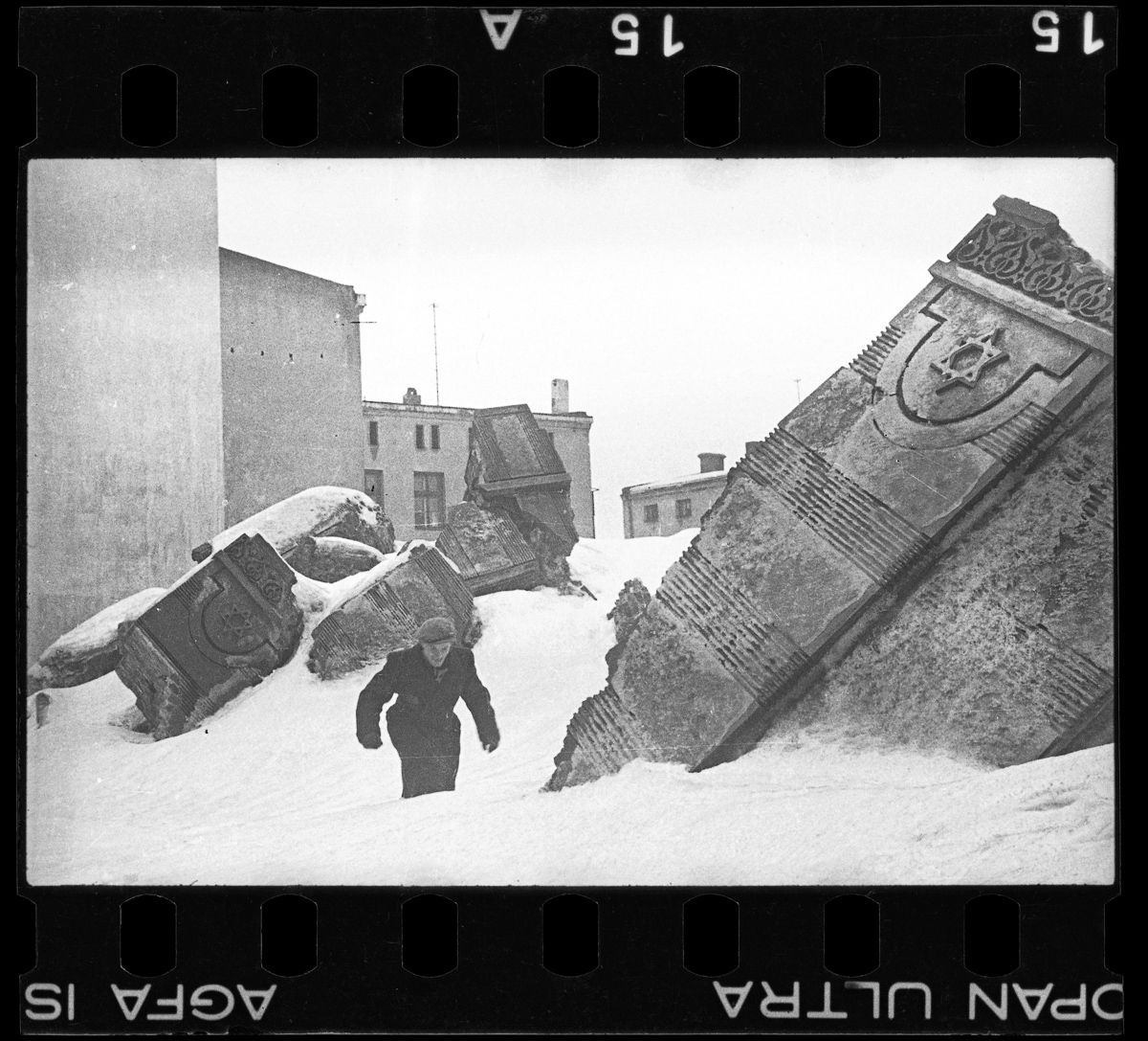 Un homme qui marche en hiver dans les ruines de la synagogue de la rue Wolborska (détruite par les Allemands en 1939)..jpg