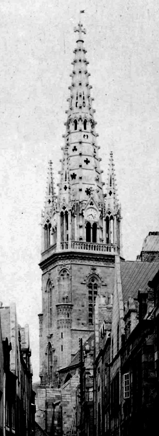Ancienne flèche néogothique des architectes Jean-Gabriel et Alfred-Louis Frangeul avant sa destruction le 6 août 1944.png