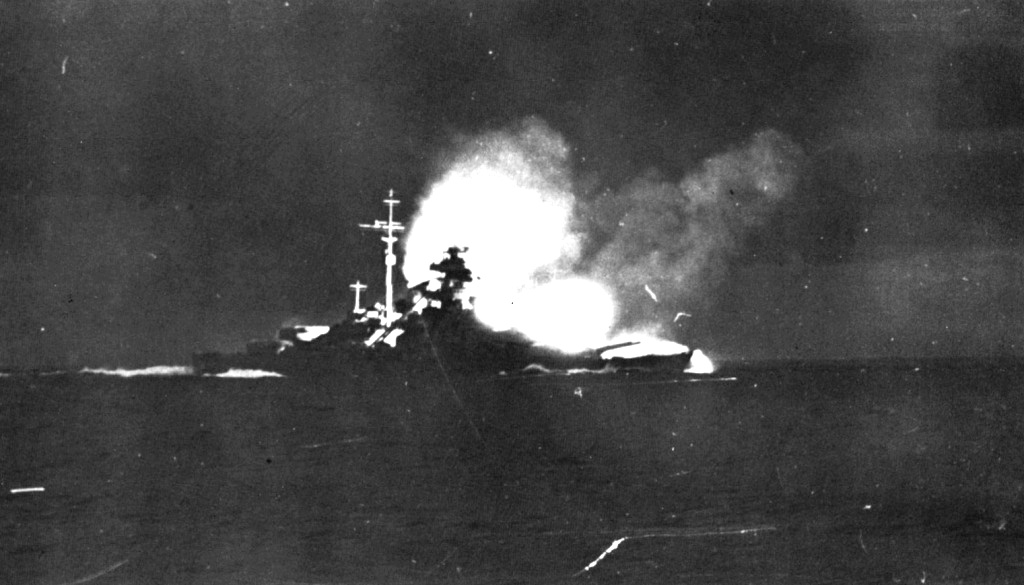 BISMARCK 1941 5 24  sous le feu des britanniques.jpg