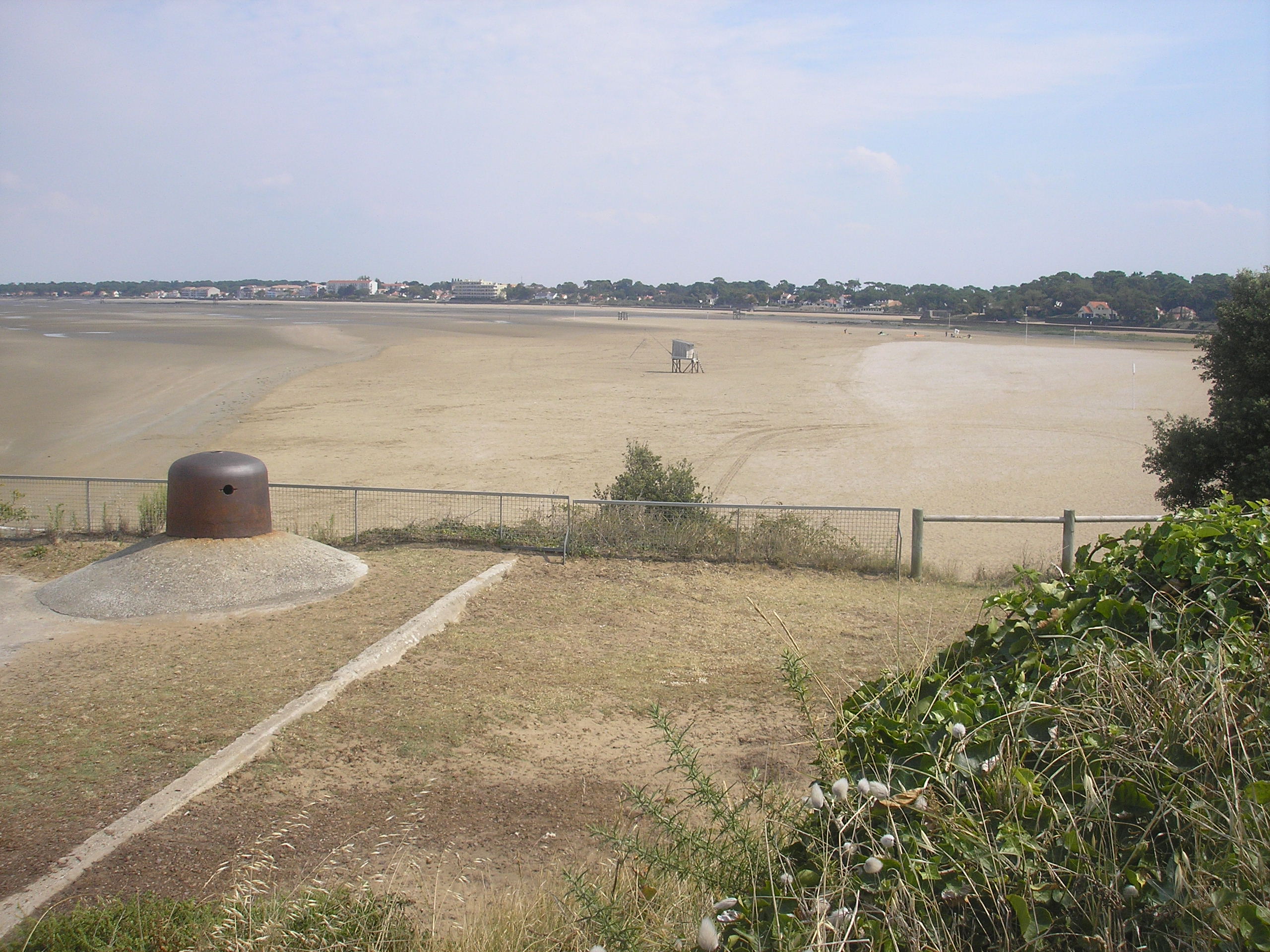 De là, on voit le R105 et la plage qu'il surveille....JPG