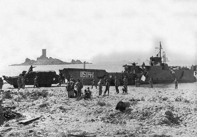 1944 8 15 LCT1141 devant l'Ile d'Or au Dramont.jpg