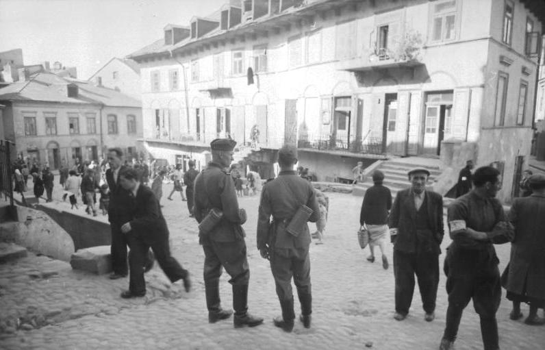 Bundesarchiv_Bild_101I-019-1229-30,_Polen,_zwei_Soldaten_bei_Stadtbummel.jpg