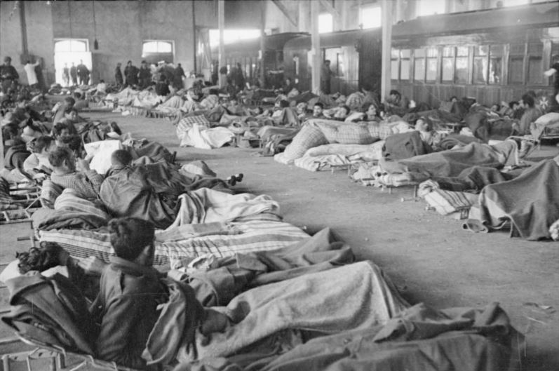 accueil des réfugiés de l'exode en gare de Perpignan mai 1940.JPG