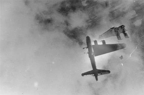 B17 G  avril 1945 Partie équipage miracul.sauvée.jpg