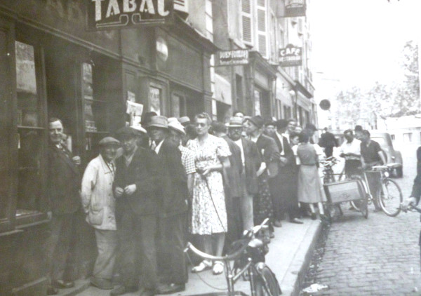 file d'attente devant les magasins.jpg