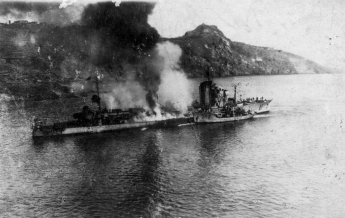 UGOLINO VIVALDI 1942 6 15 incendié, il sera réparé.jpg