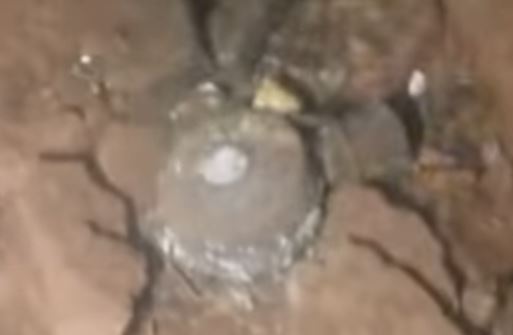 Possible mine avec détonateur à coté en cuivre.JPG