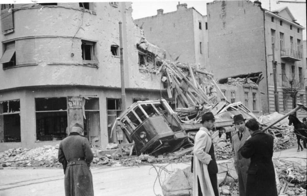 Une rue de Belgrade après la fin des bombardements.jpg