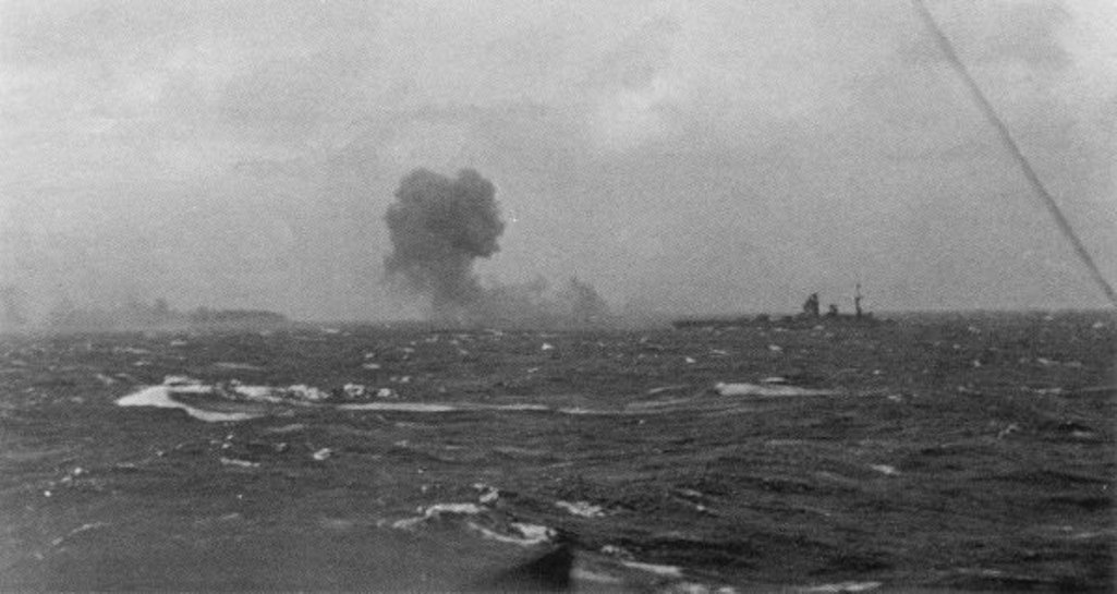 10 BISMARCK 1941 5 27 sous le feu du RODNEY vu du KING GEORGES V.png