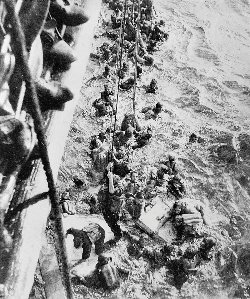 11 BISMARCK 1941 5 27 survivants receuillis par le DORSETSHIRE.jpg
