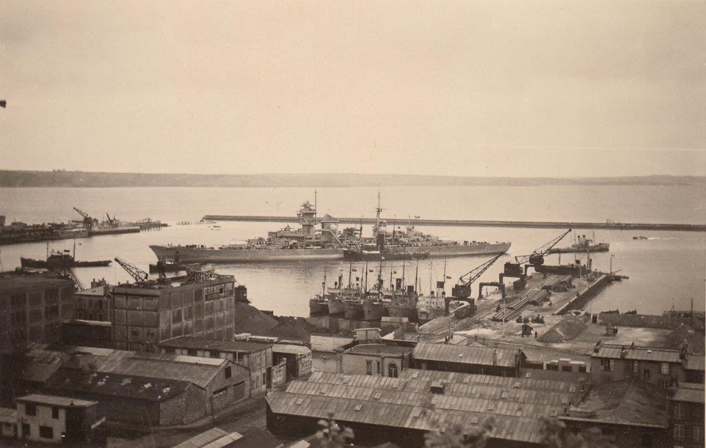 12 PRINZ EUGEN 1941 6 1 arrive à brest bateau (2).jpg
