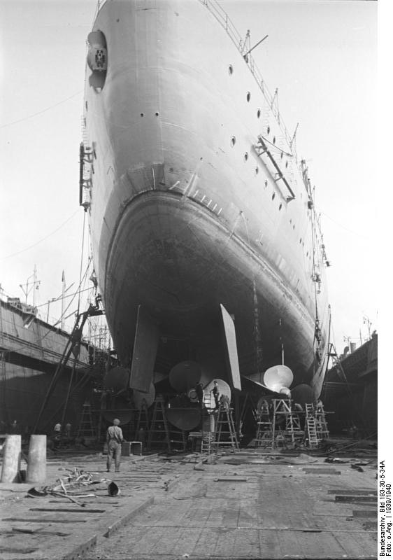 BISMARCK 1940 les gouvernails qui seront sa perte.jpg
