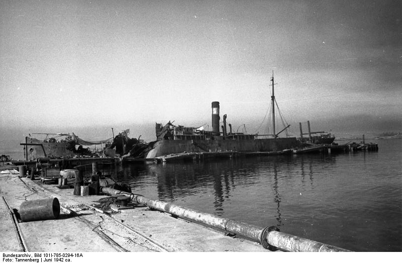 1942 6 URANIA à tobroukEn avril 1941, Draco , Bankura , Urania et HMS  Chakla ont été coulés par des avions de l'Axe..JPG
