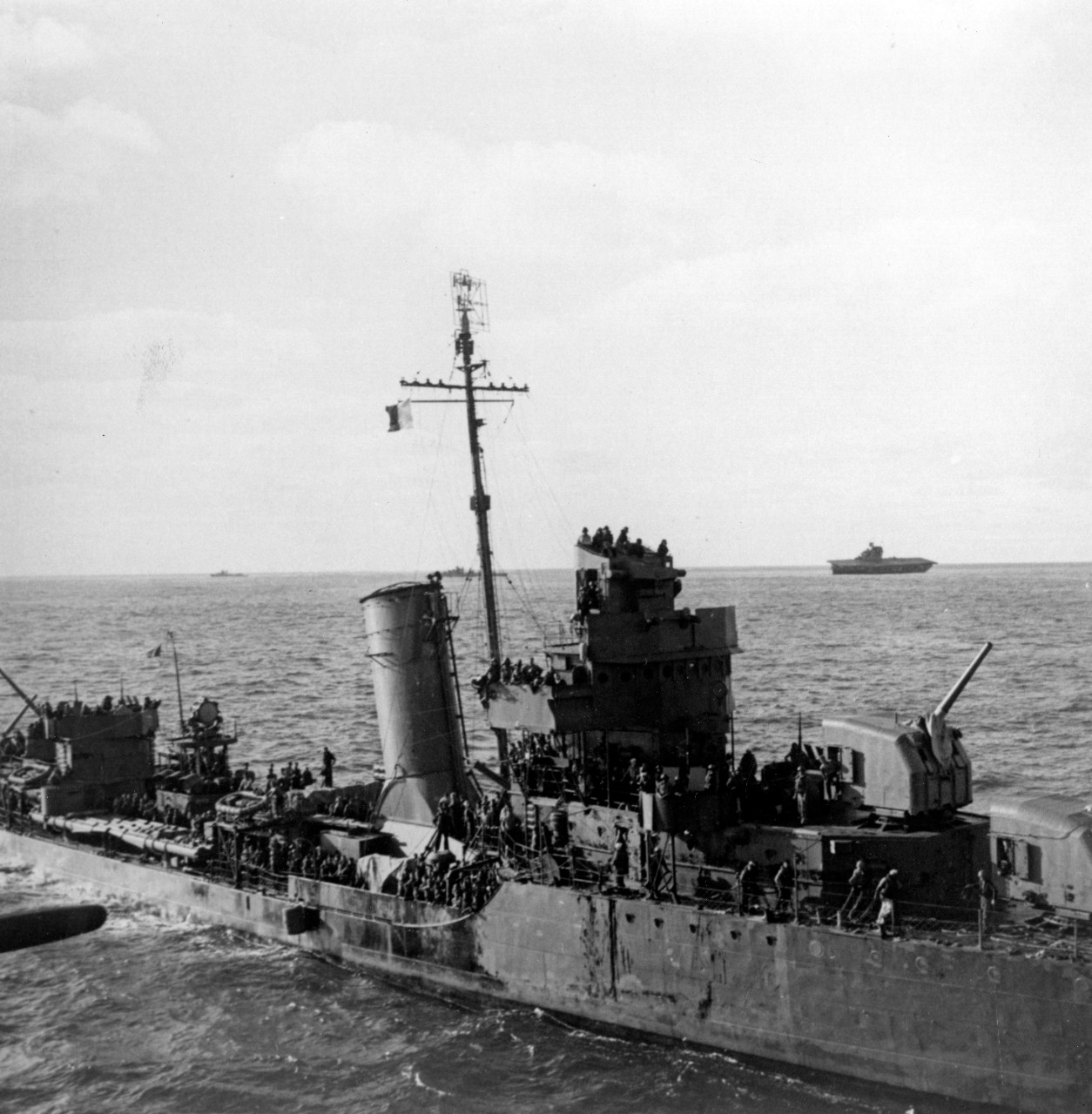12 DD397 BENHAM 1942 6 4 à midway au fond le YORKTOWN abandonné.jpg