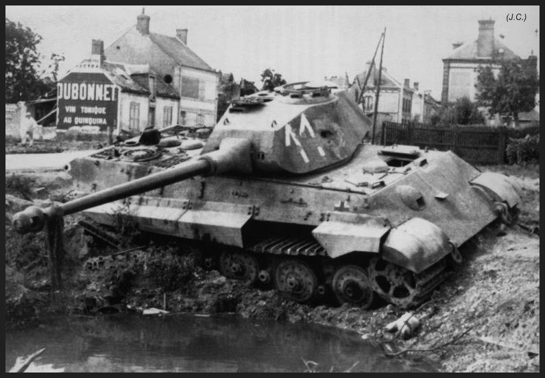 Tiger II 11 au fossé et dépouillé.jpg
