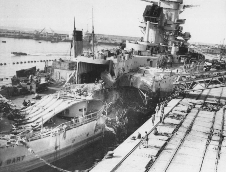 1942 11 JEAN BART à casablanca apres l'attaque américaine.jpg