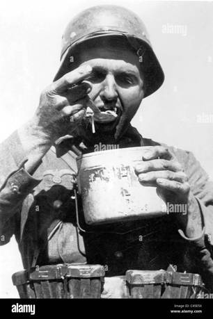 german-soldier-eats-C45E5X.jpg