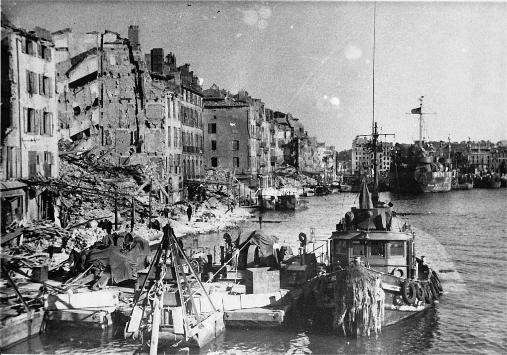1944 8 28  YT160 PLUVIER; LST74 Toulon.jpg
