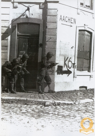 MEESSEN-Gaston-Thimister-1944-Chaussée-Charlemagne-Seconde-guerre-mondiale-Soldats-américains-au-carrefour001-Thimistoria000098-716x1024.jpg