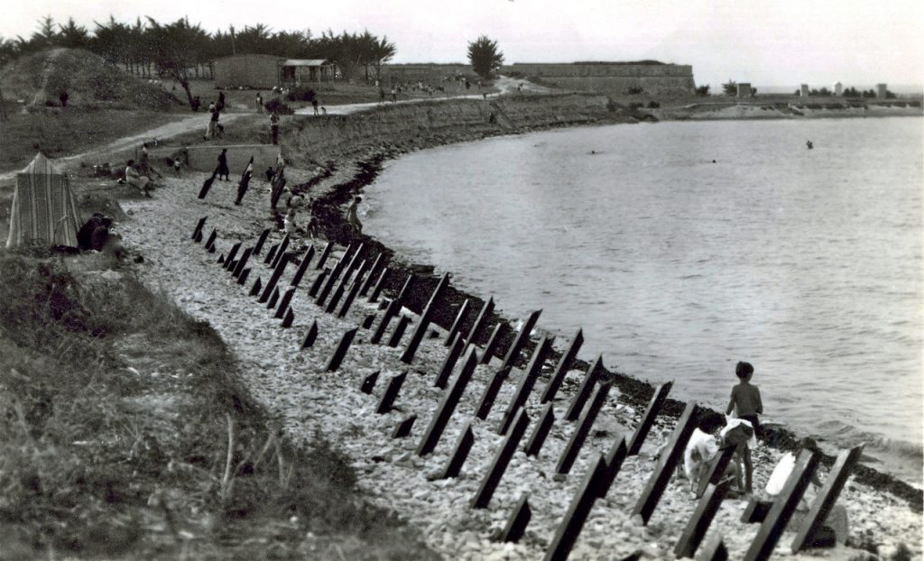 Photographie de la plage de la Cible à Saint-Martin montrant la défense installée pour empêcher le débarquement allié.jpg