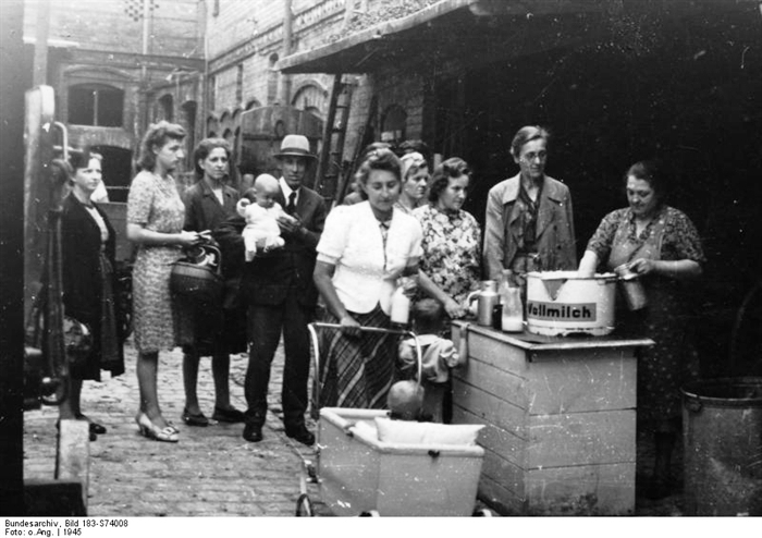 Berlin_1945_distribution de lait_Wilmersdorf_1.jpg
