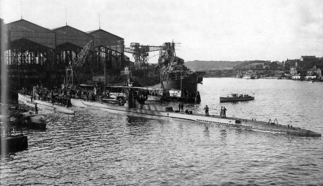 U218 1942 8 17 Kiel  construction SM.jpg