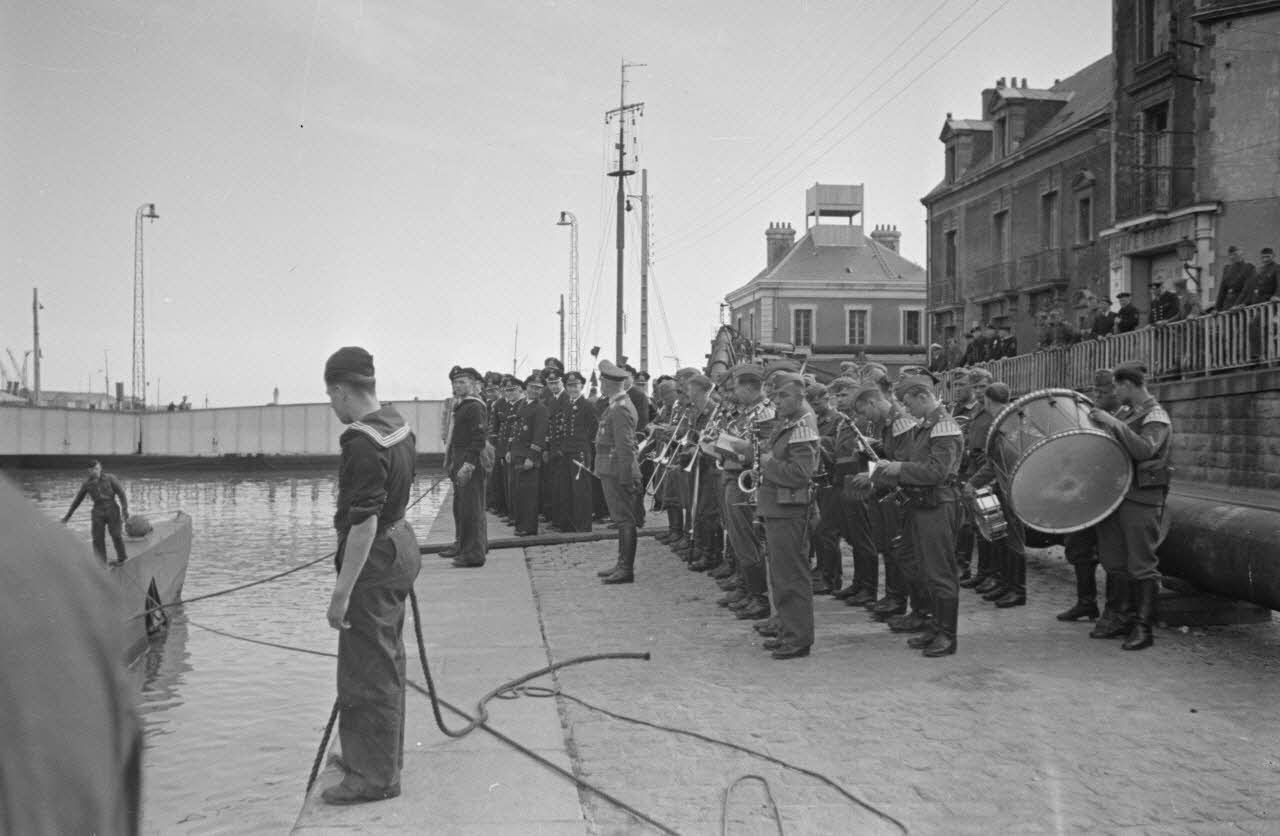 Saint-Nazaire-U-Boot-musique-départ.jpg