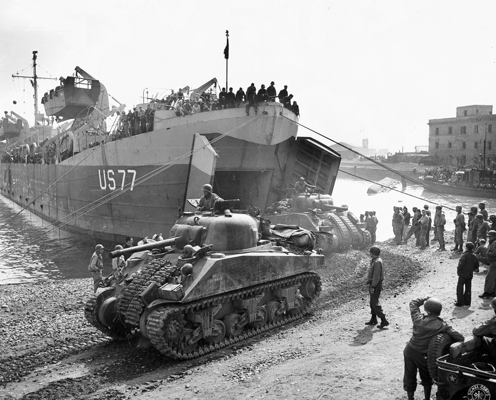 LST77 1944 5 anzio italie vehicle_sherman13.jpg