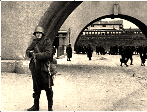 7 - Poste militaire devant le Karl-Marx-Hof à Vienne-Heiligenstadt..png